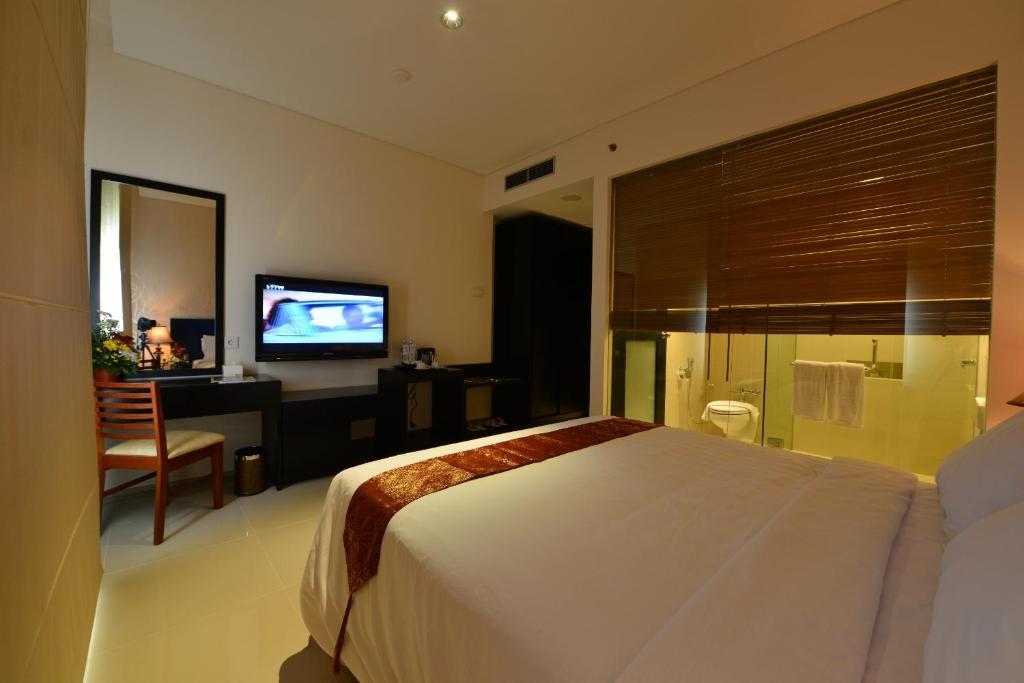 Emilia Hotel By Amazing - Palembang Szoba fotó