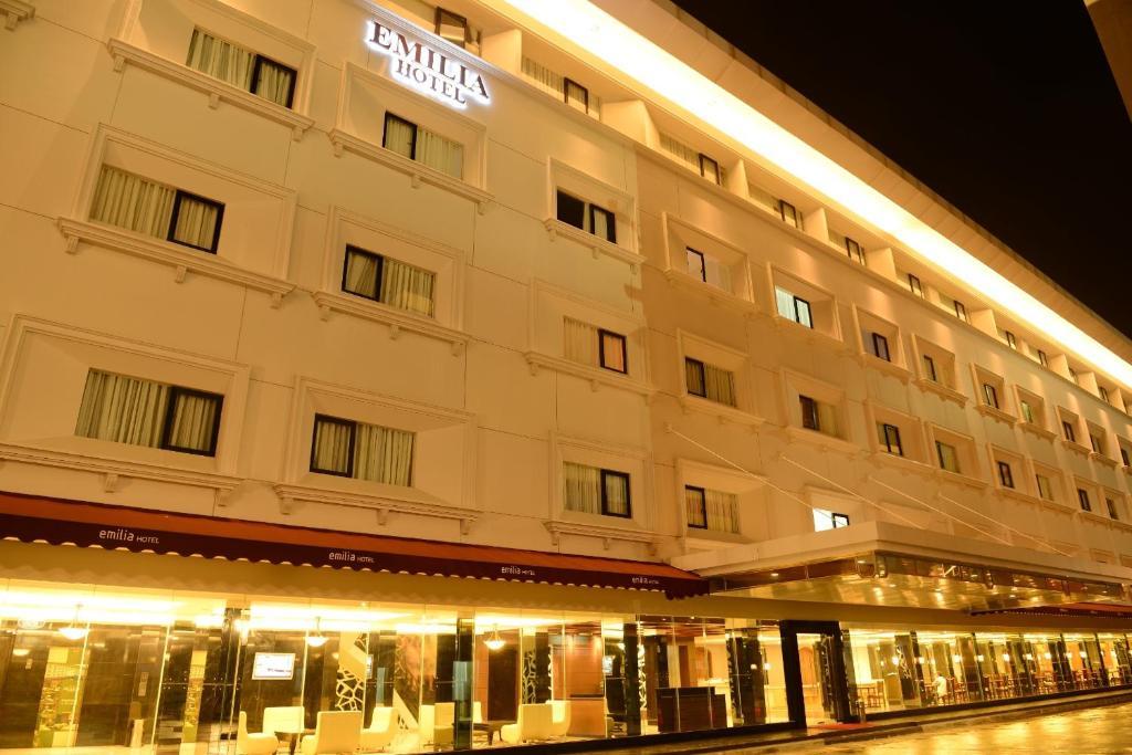 Emilia Hotel By Amazing - Palembang Kültér fotó