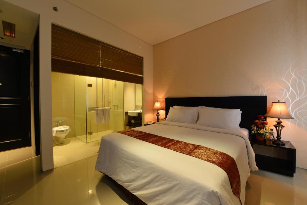 Emilia Hotel By Amazing - Palembang Szoba fotó