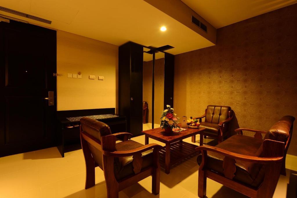 Emilia Hotel By Amazing - Palembang Szoba fotó