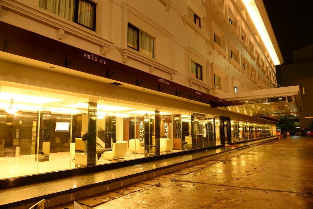 Emilia Hotel By Amazing - Palembang Kültér fotó
