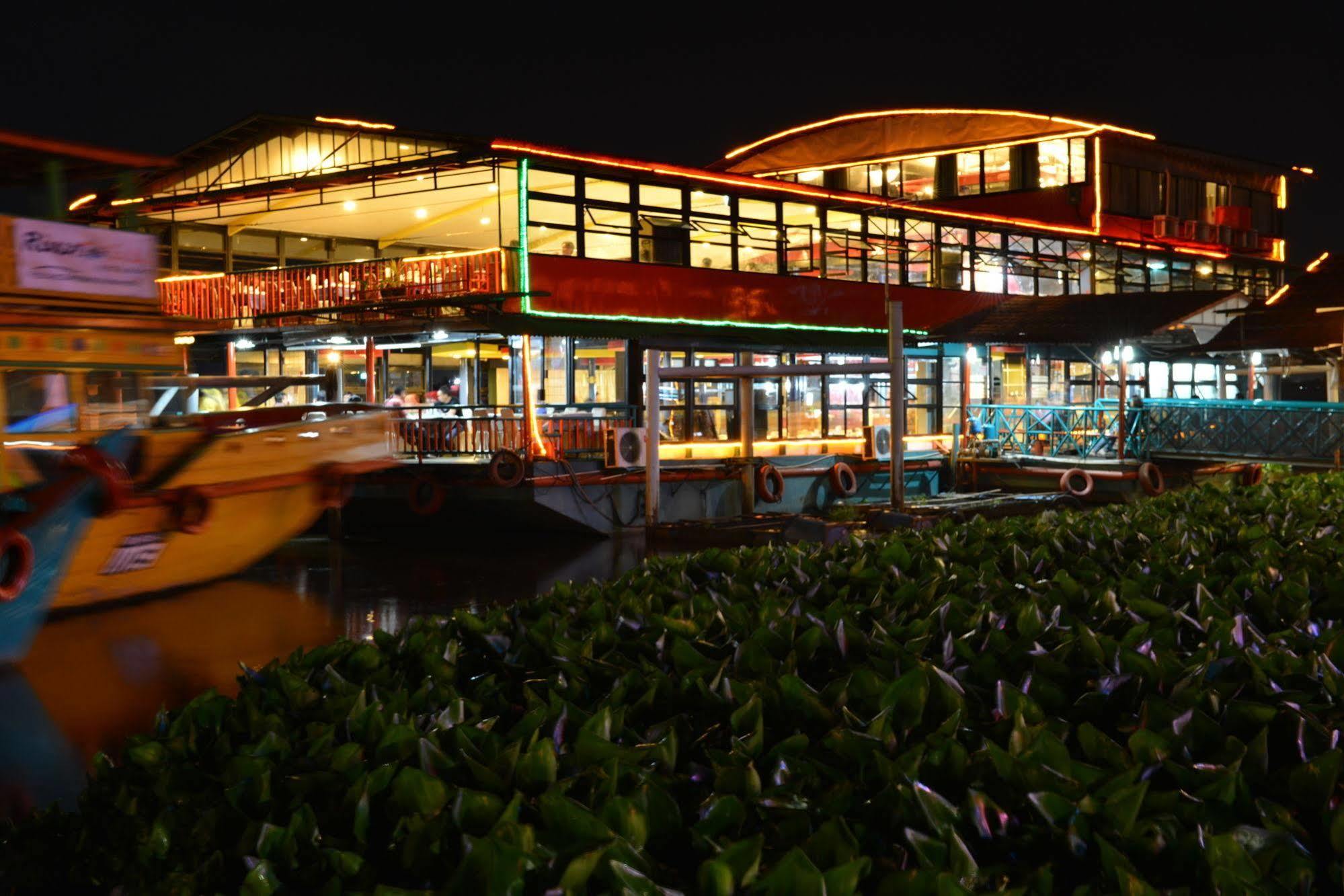 Emilia Hotel By Amazing - Palembang Kültér fotó
