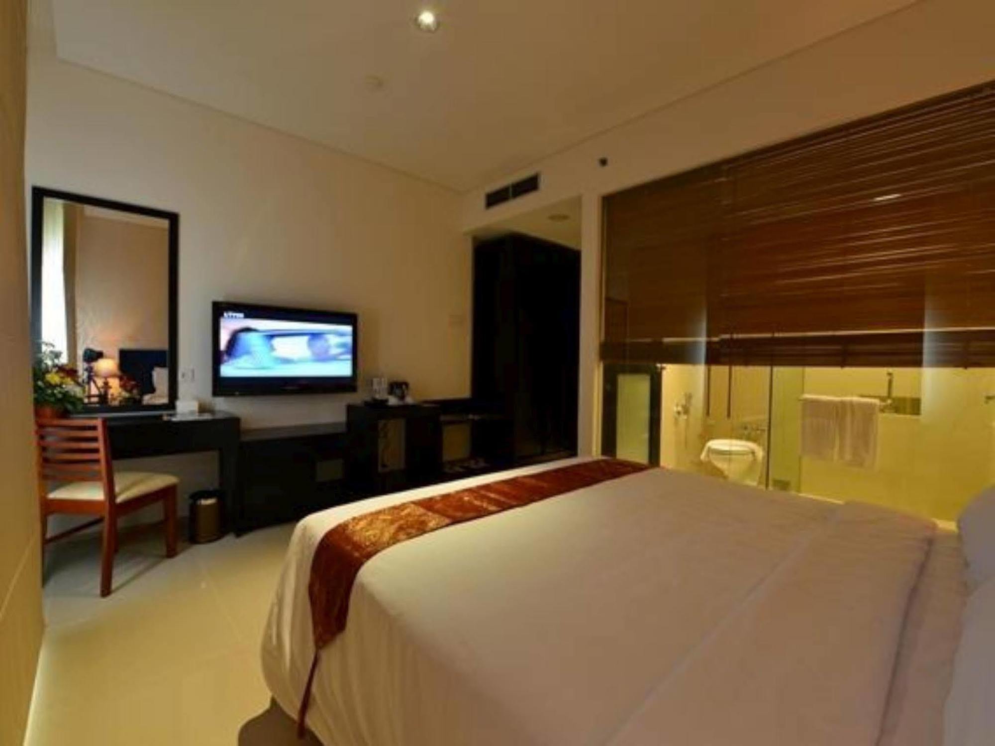 Emilia Hotel By Amazing - Palembang Kültér fotó