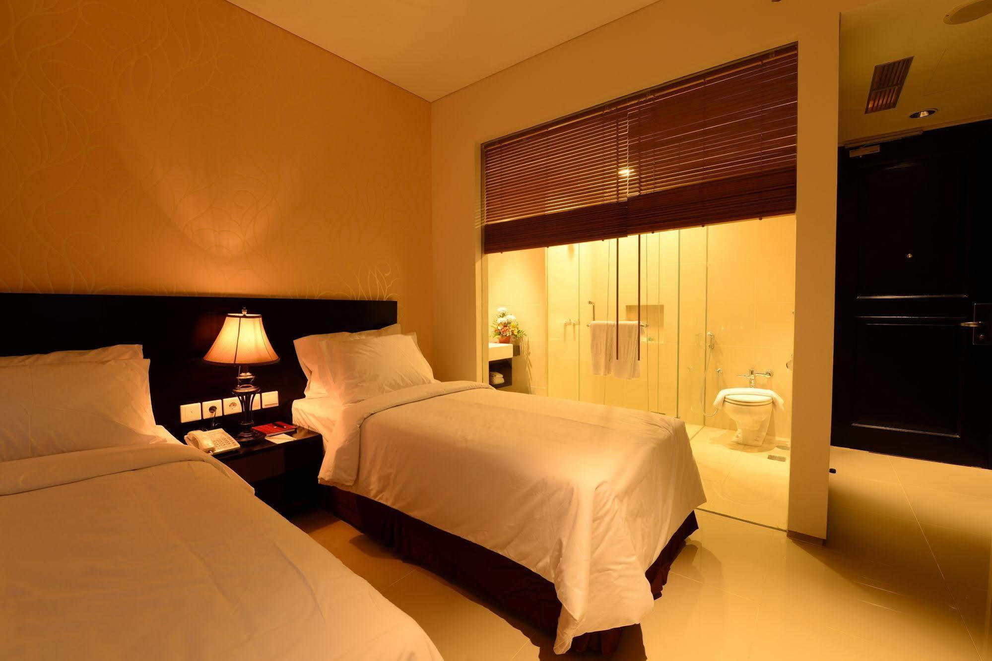 Emilia Hotel By Amazing - Palembang Kültér fotó