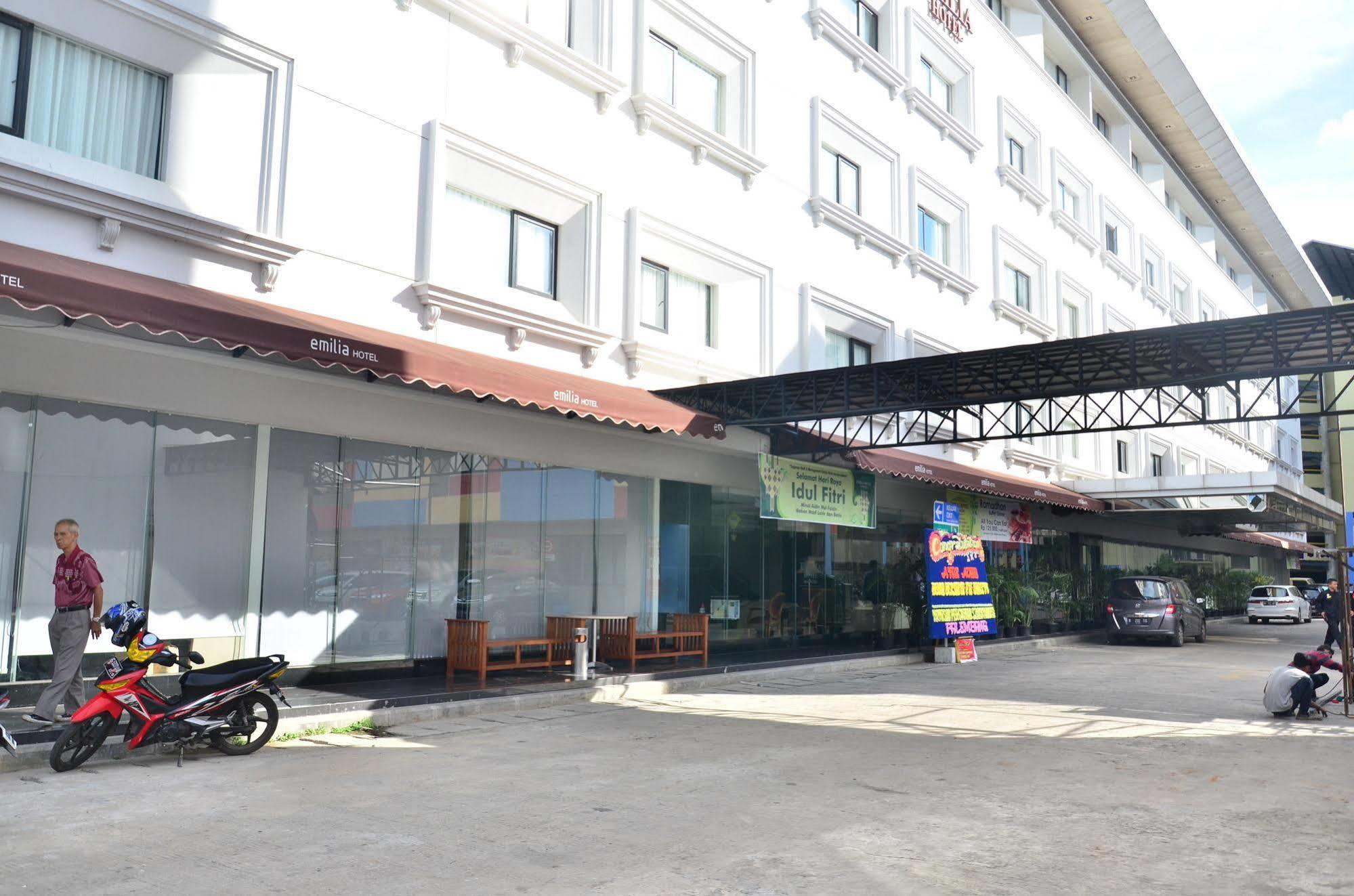 Emilia Hotel By Amazing - Palembang Kültér fotó