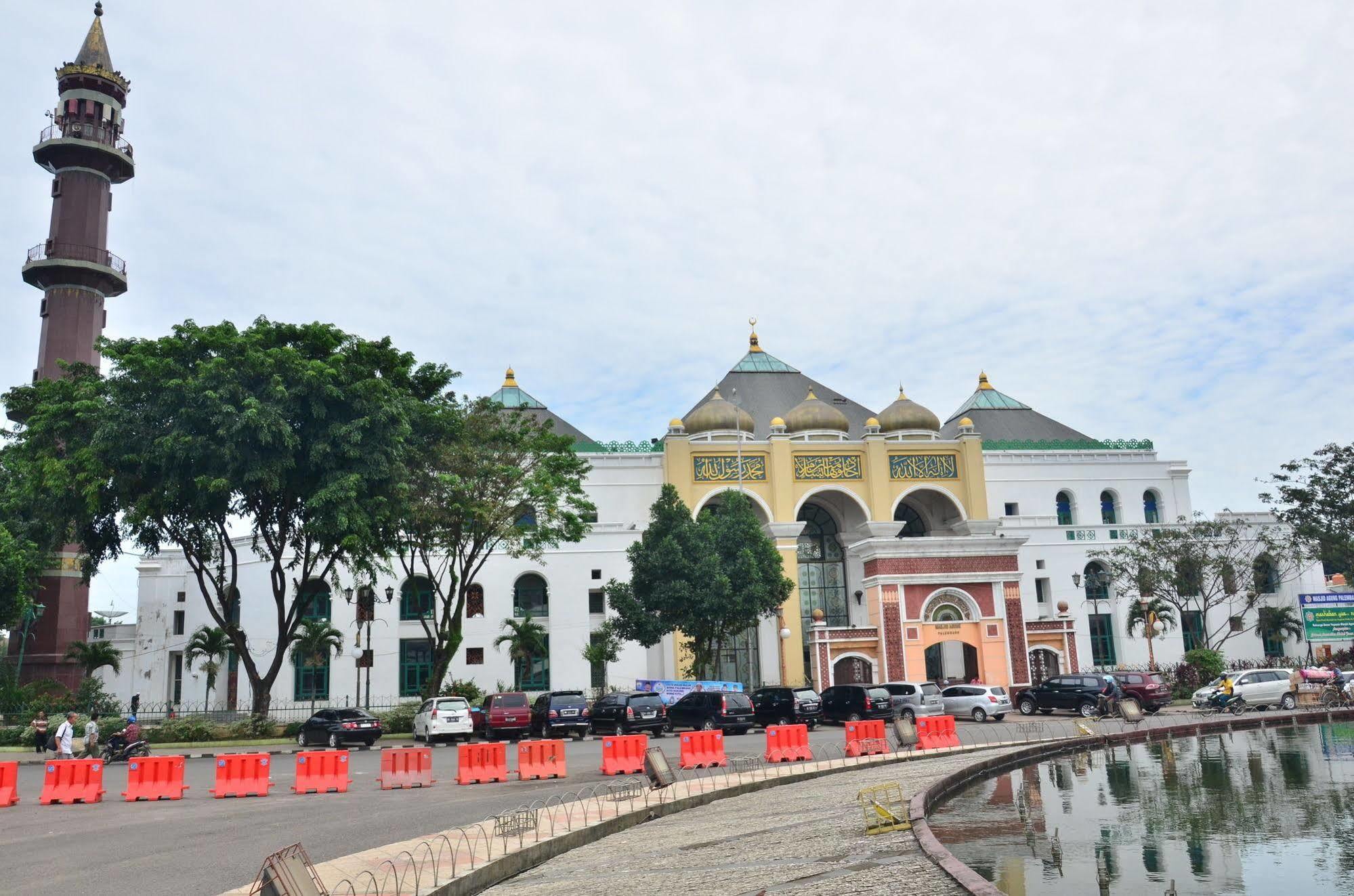 Emilia Hotel By Amazing - Palembang Kültér fotó