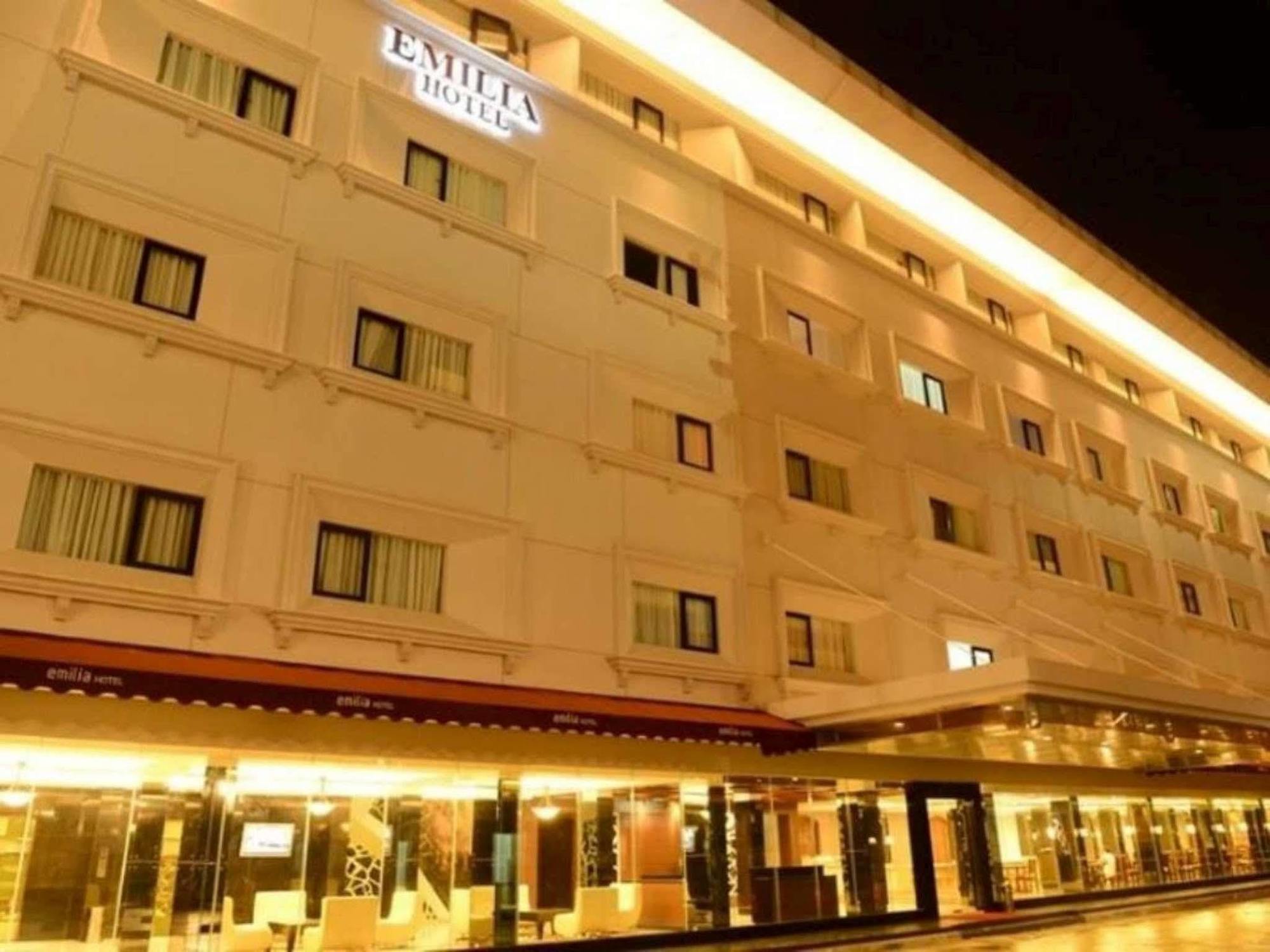 Emilia Hotel By Amazing - Palembang Kültér fotó